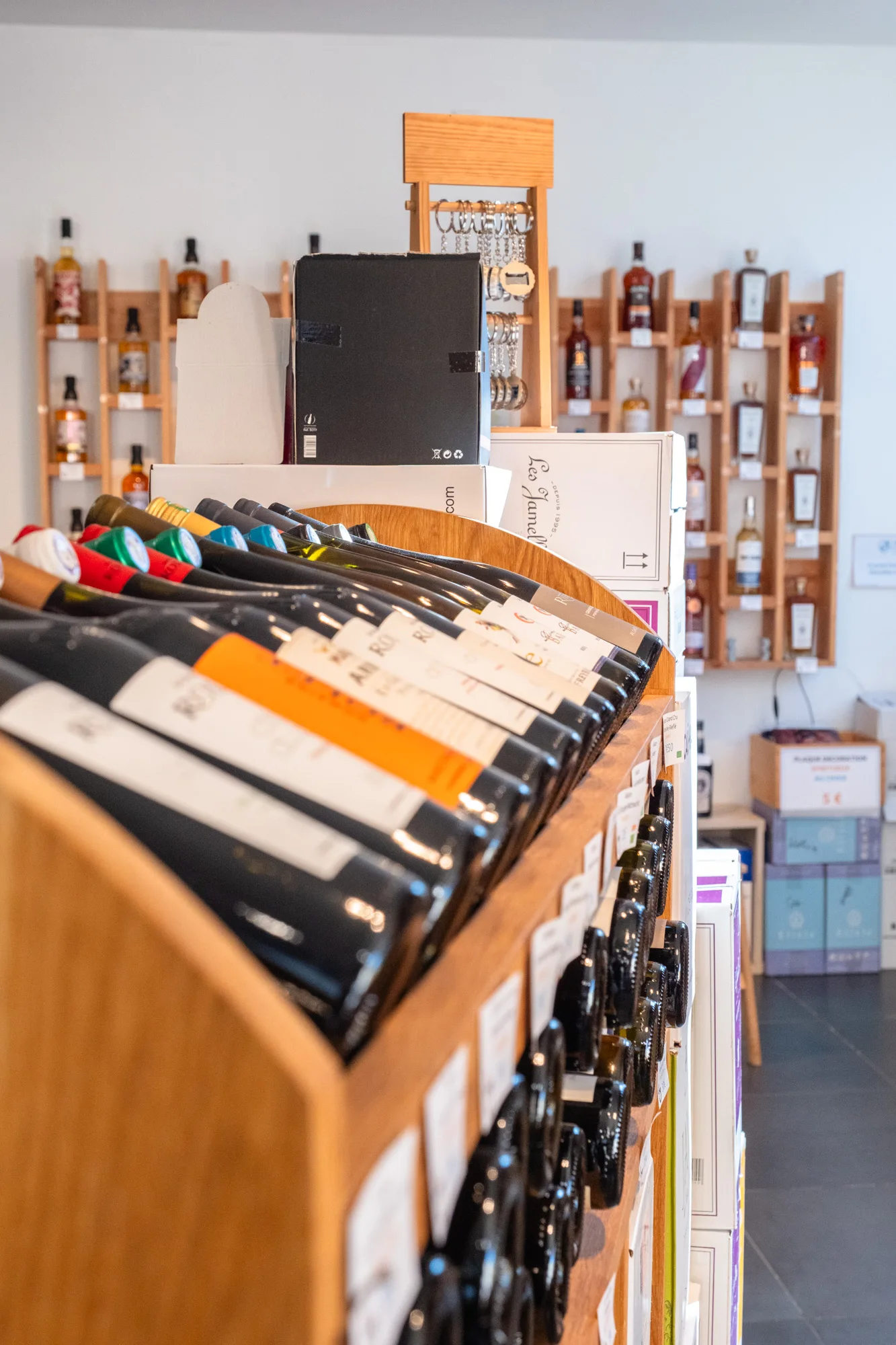 Les bouteilles présentées sur le comptoir