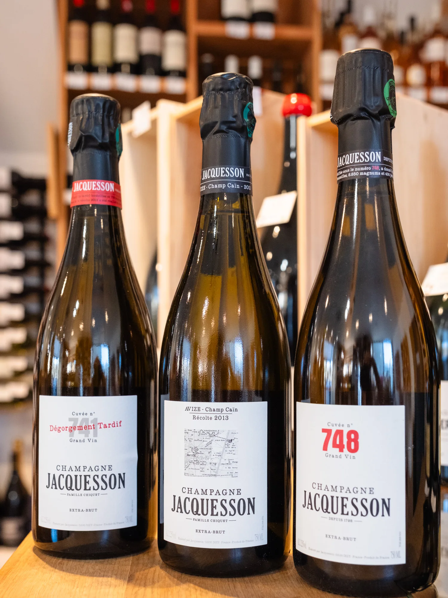 Trois cuvées de Champagne Jacquesson sur le comptoir