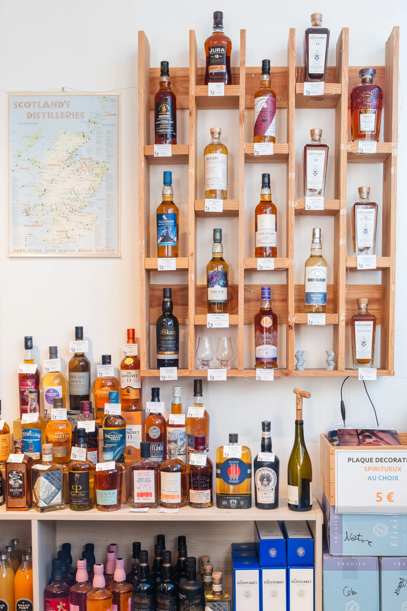 Le mur des whiskies écossais, sous une carte de l’Écosse