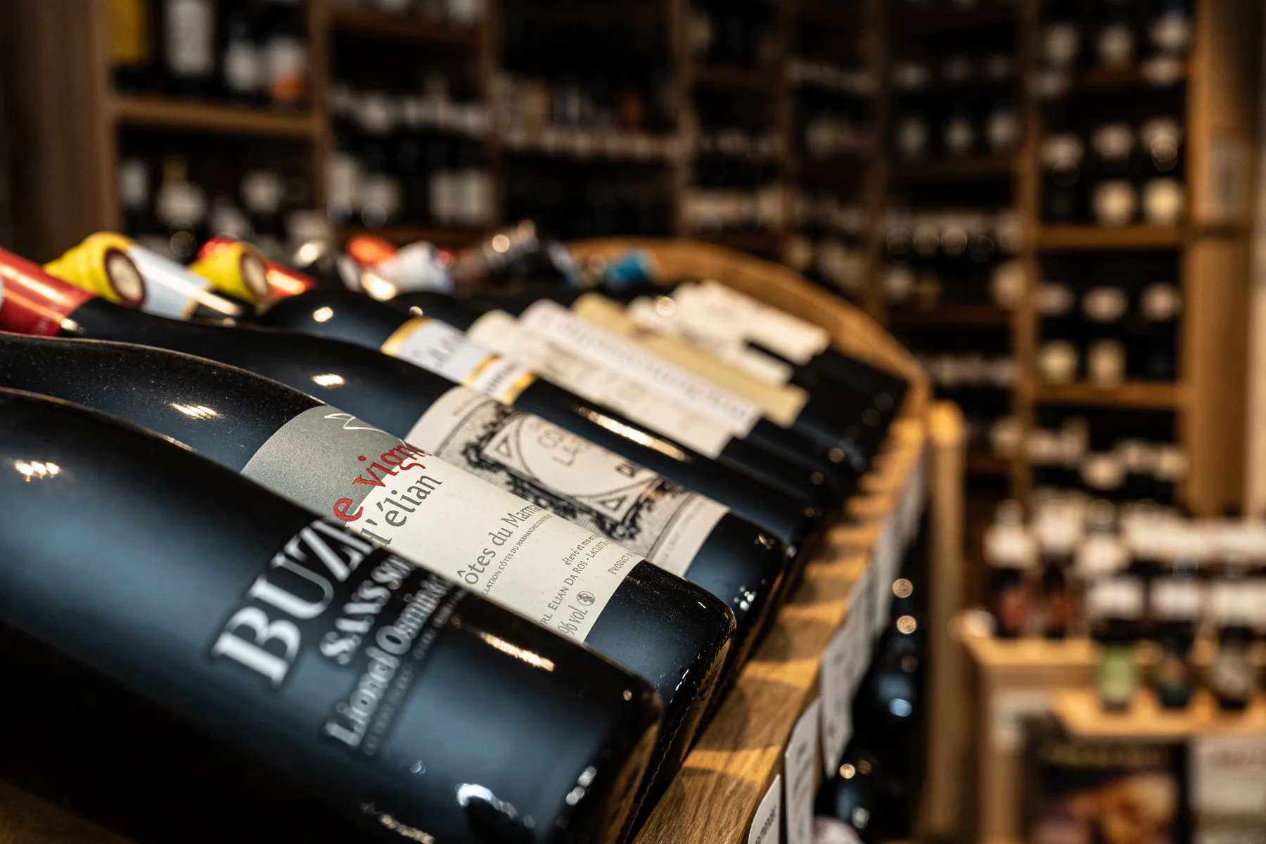 Une sélection de vins sur les étagères de L’Embouteillage